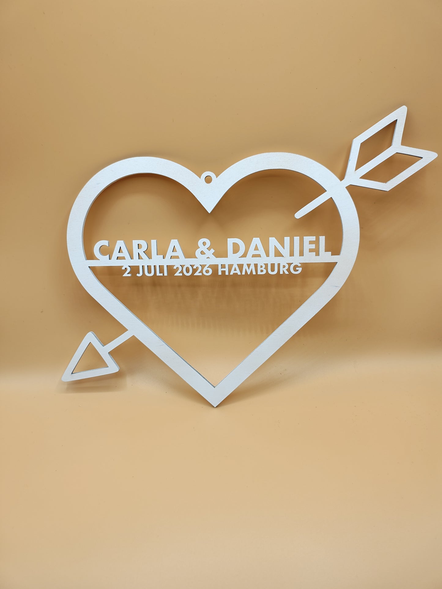 Personalisierter Herz-Holzkranz mit Liebespfeil – für Hochzeiten, Taufen und Festliche Anlässe – Individuelle Namen, Datum und Ort