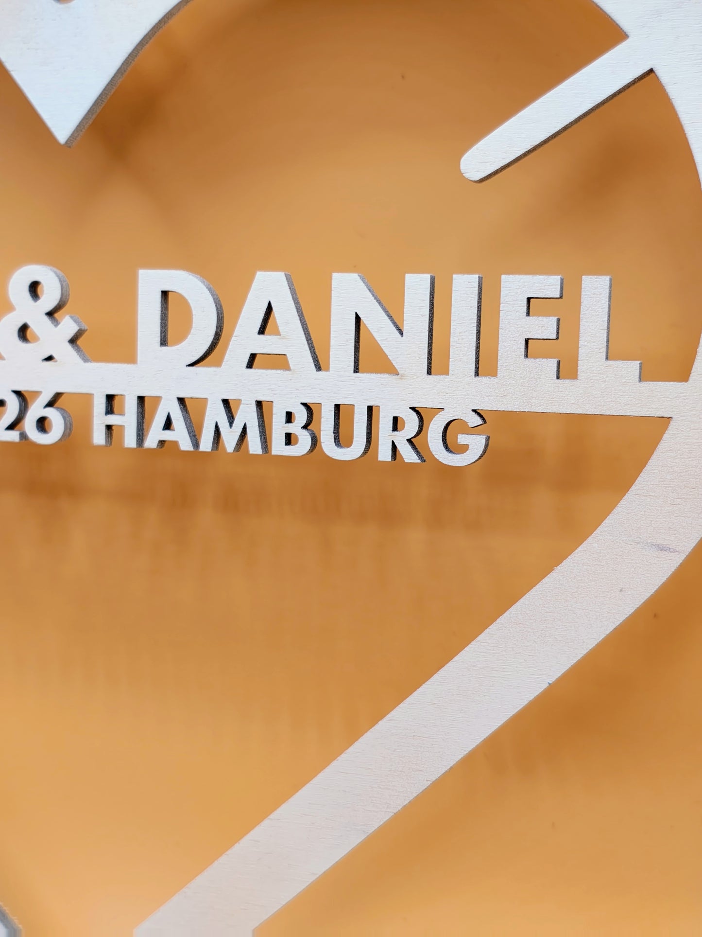 Personalisierter Herz-Holzkranz mit Liebespfeil – für Hochzeiten, Taufen und Festliche Anlässe – Individuelle Namen, Datum und Ort