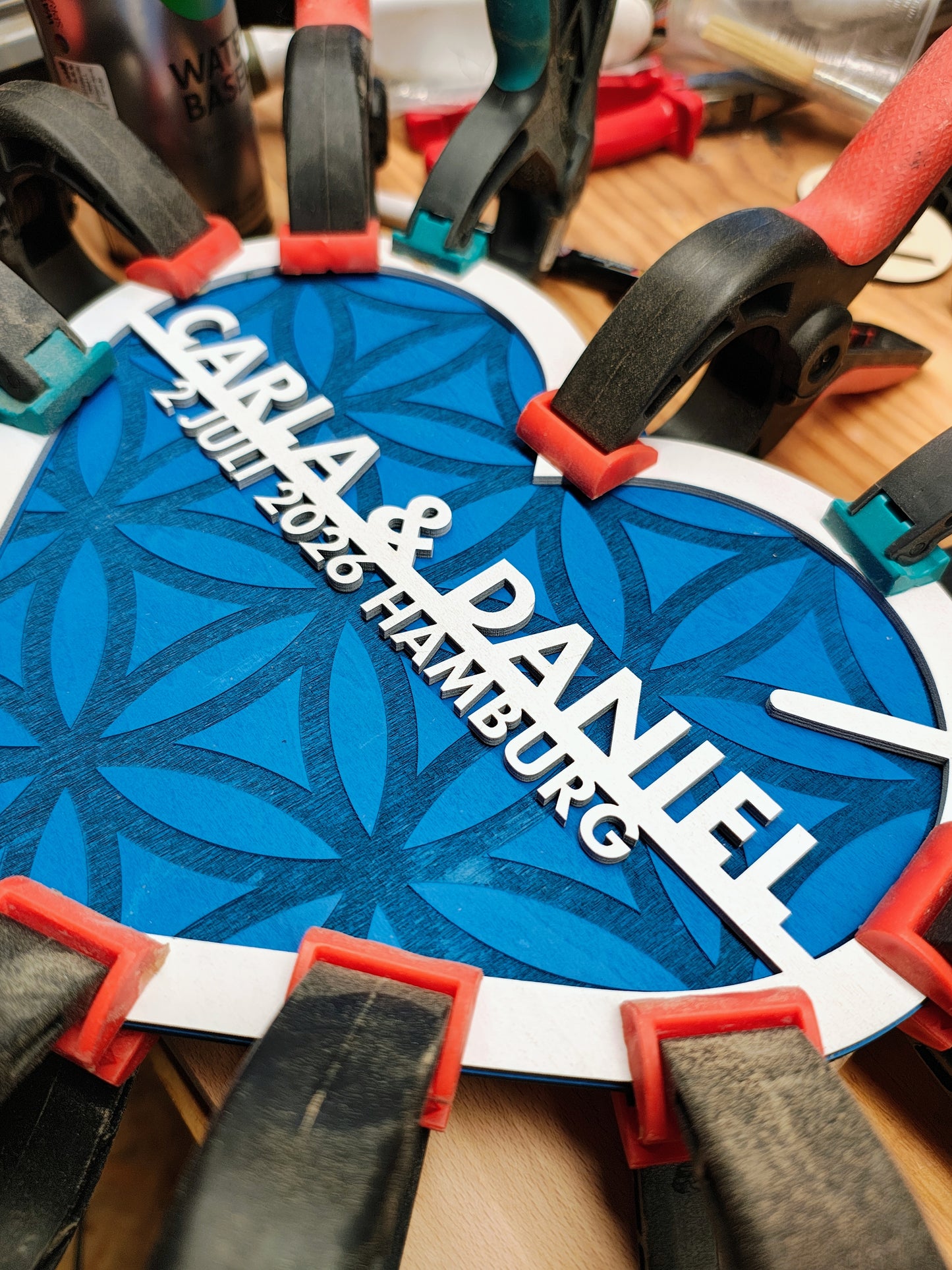 Personalisierter Herz-Holzkranz mit Liebespfeil – für Hochzeiten, Taufen und Festliche Anlässe – Individuelle Namen, Datum und Ort