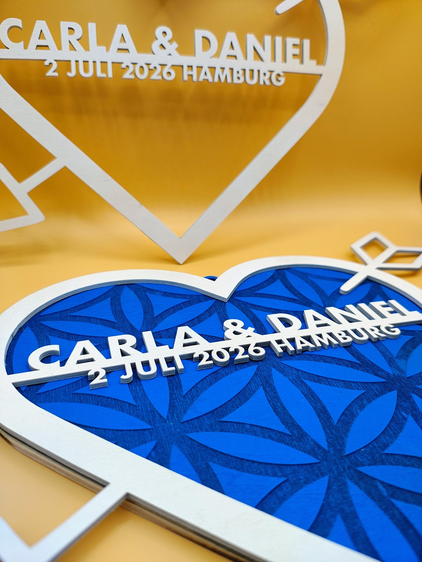 Personalisierter Herz-Holzkranz mit Liebespfeil – für Hochzeiten, Taufen und Festliche Anlässe – Individuelle Namen, Datum und Ort