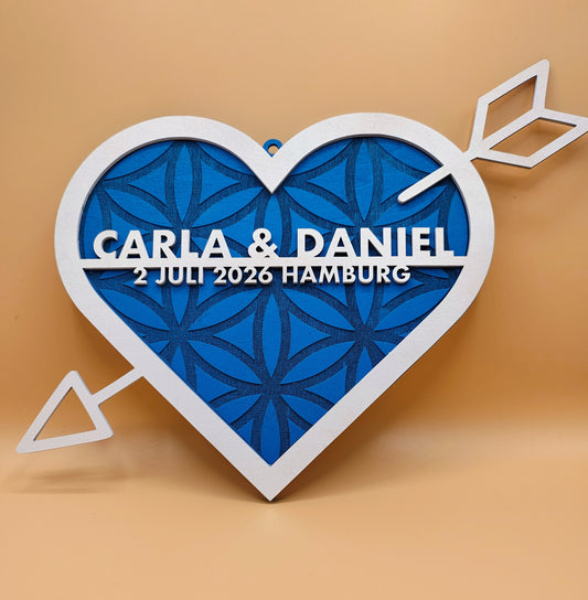 Personalisierter Herz-Holzkranz mit Liebespfeil – für Hochzeiten, Taufen und Festliche Anlässe – Individuelle Namen, Datum und Ort