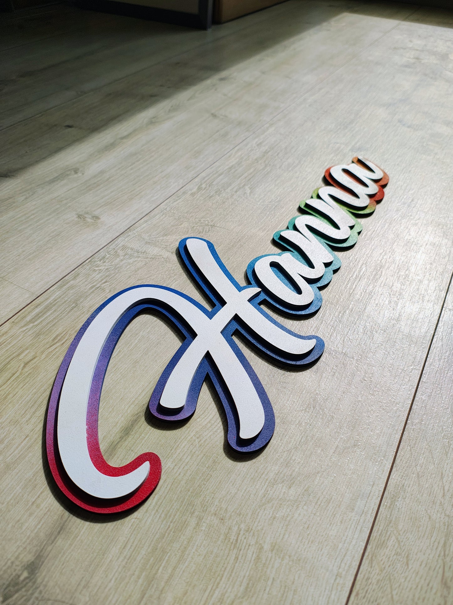 Kinderzimmer Namensschild aus Holz in Regenbogenfarben | Wanddeko mit Wunschname, Babyzimmer Dekoration, personalisiertes Holzschild