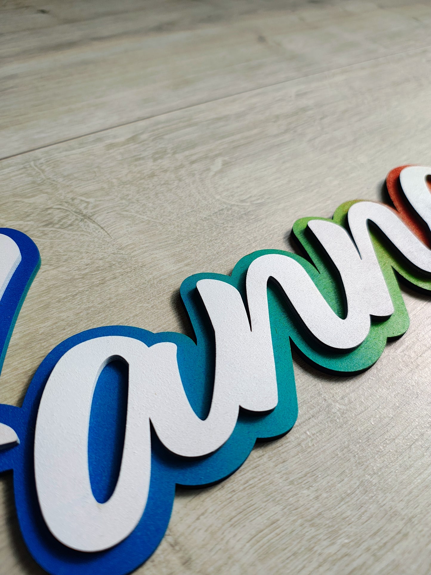 Kinderzimmer Namensschild aus Holz in Regenbogenfarben | Wanddeko mit Wunschname, Babyzimmer Dekoration, personalisiertes Holzschild