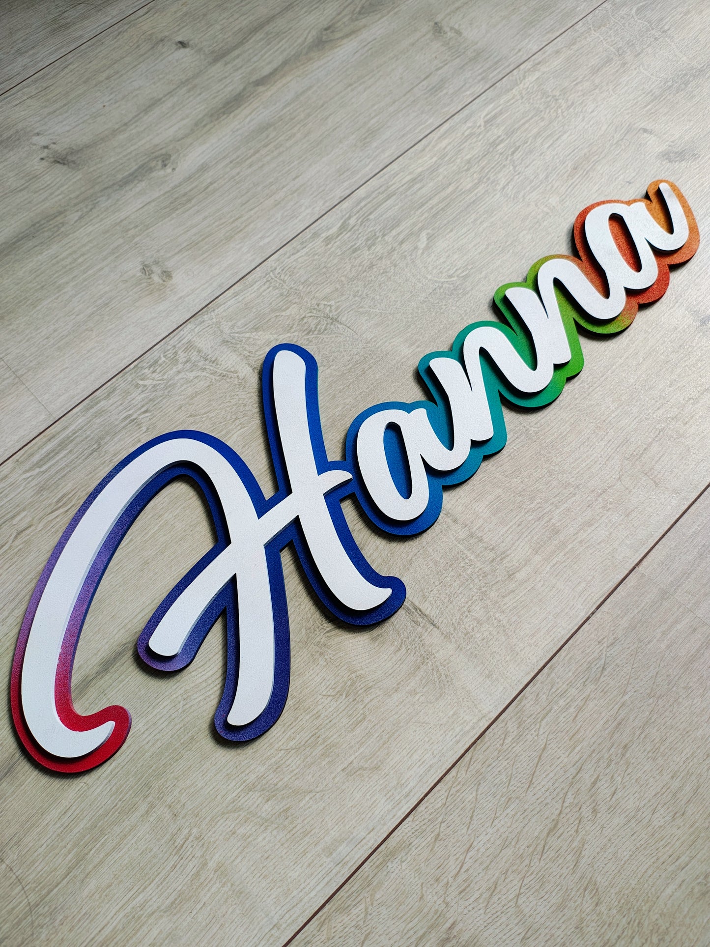 Kinderzimmer Namensschild aus Holz in Regenbogenfarben | Wanddeko mit Wunschname, Babyzimmer Dekoration, personalisiertes Holzschild