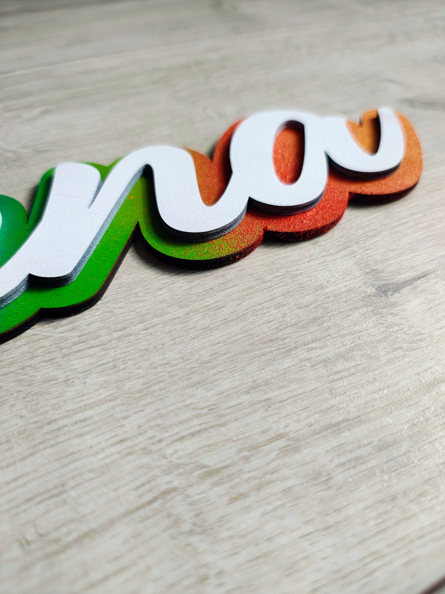 Kinderzimmer Namensschild aus Holz in Regenbogenfarben | Wanddeko mit Wunschname, Babyzimmer Dekoration, personalisiertes Holzschild