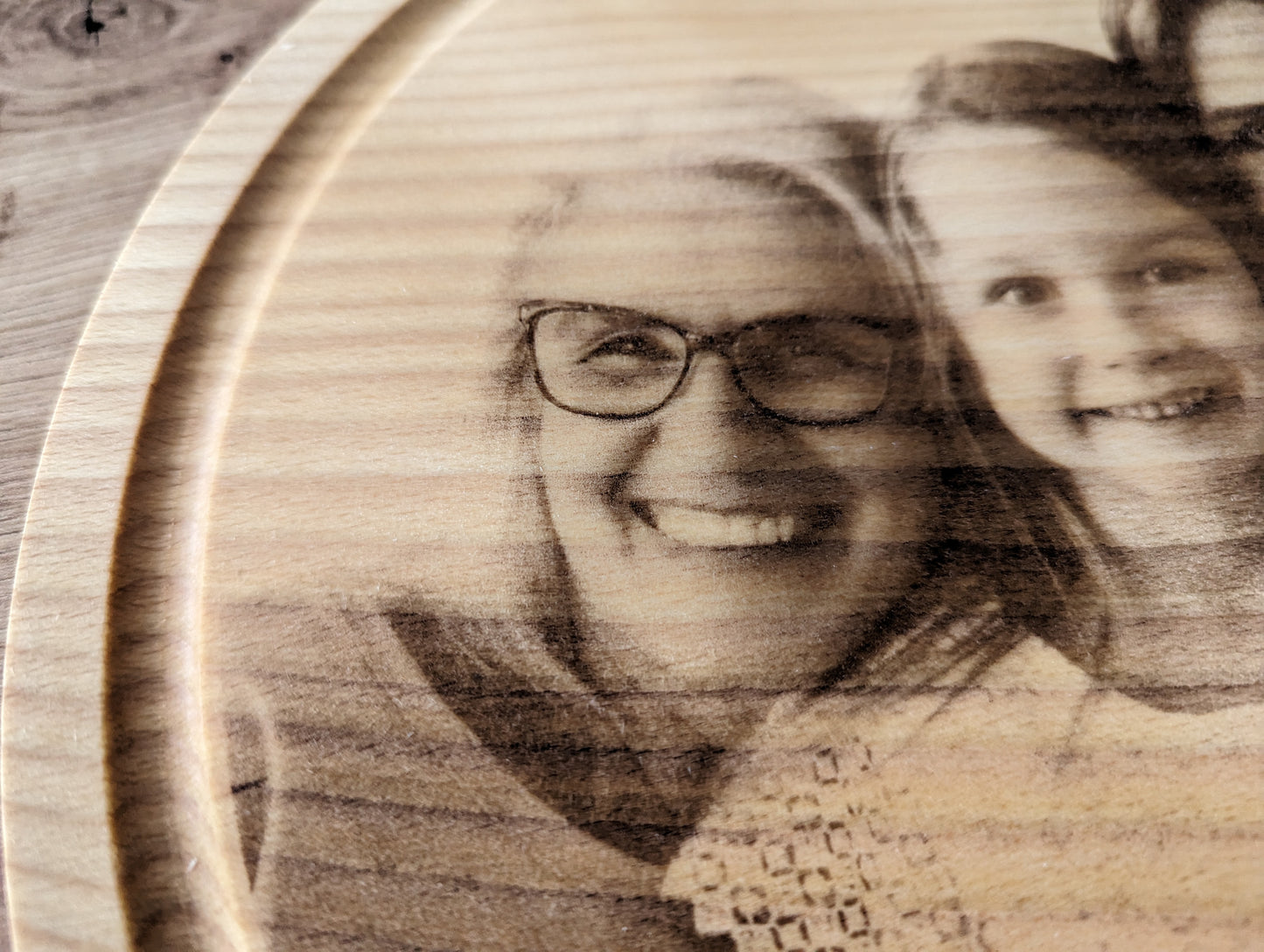 Rundes Schneidebrett mit Foto und Wunschtext - Cutting Board, Frühstücksbrett, Vesperbrett