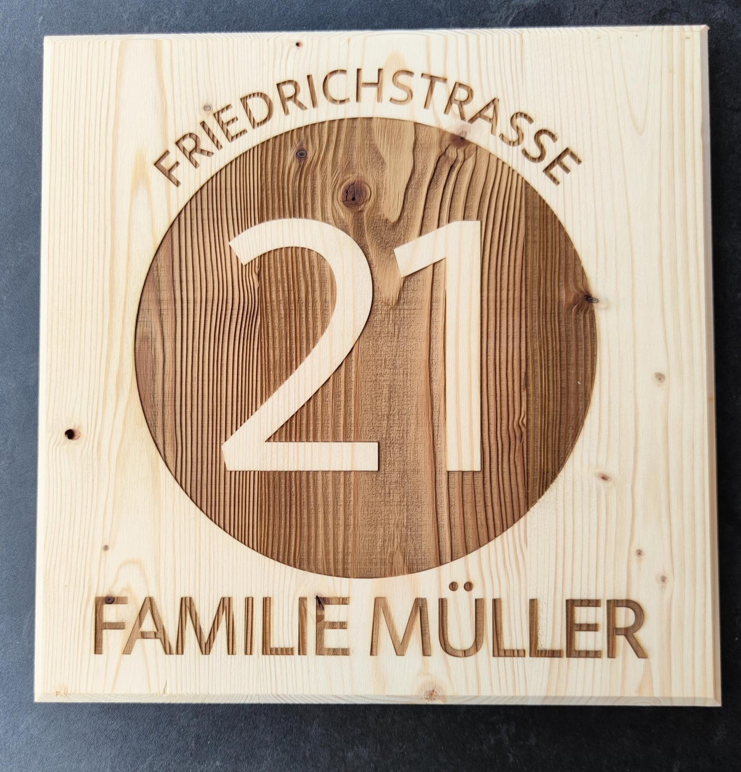 Premium-Türschild aus Holz