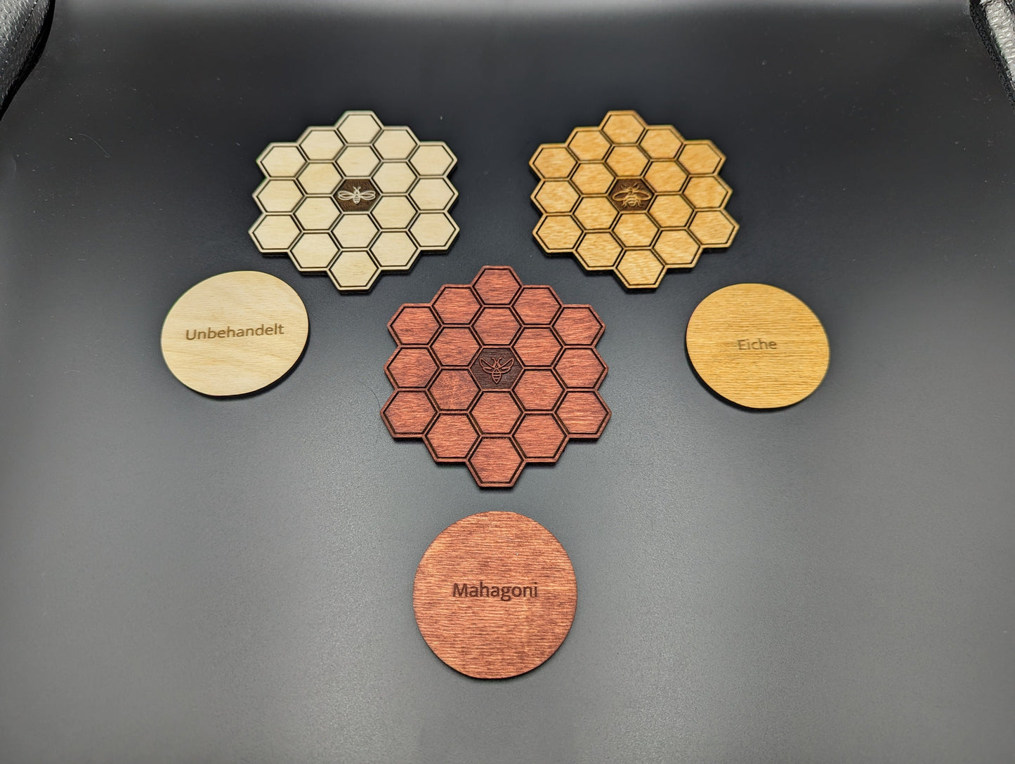 Schickes Getränke-Untersetzer-Set im Honigwaben-Design (6 Stück plus Ständer) - 5 Farben wählbar - Kaffeeuntersetzer, Teeuntersetzer