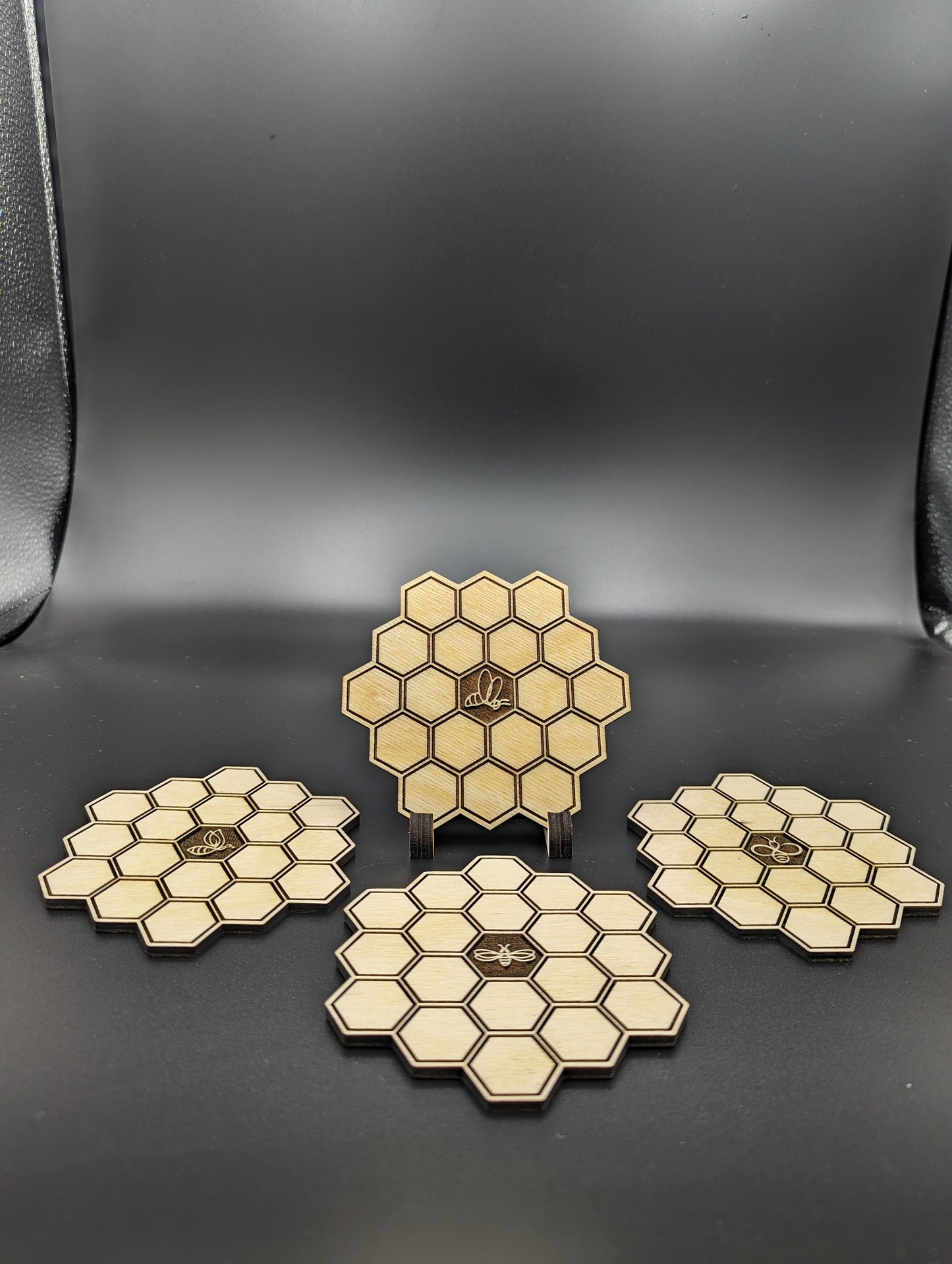 Schickes Getränke-Untersetzer-Set im Honigwaben-Design (6 Stück plus Ständer) - 5 Farben wählbar - Kaffeeuntersetzer, Teeuntersetzer