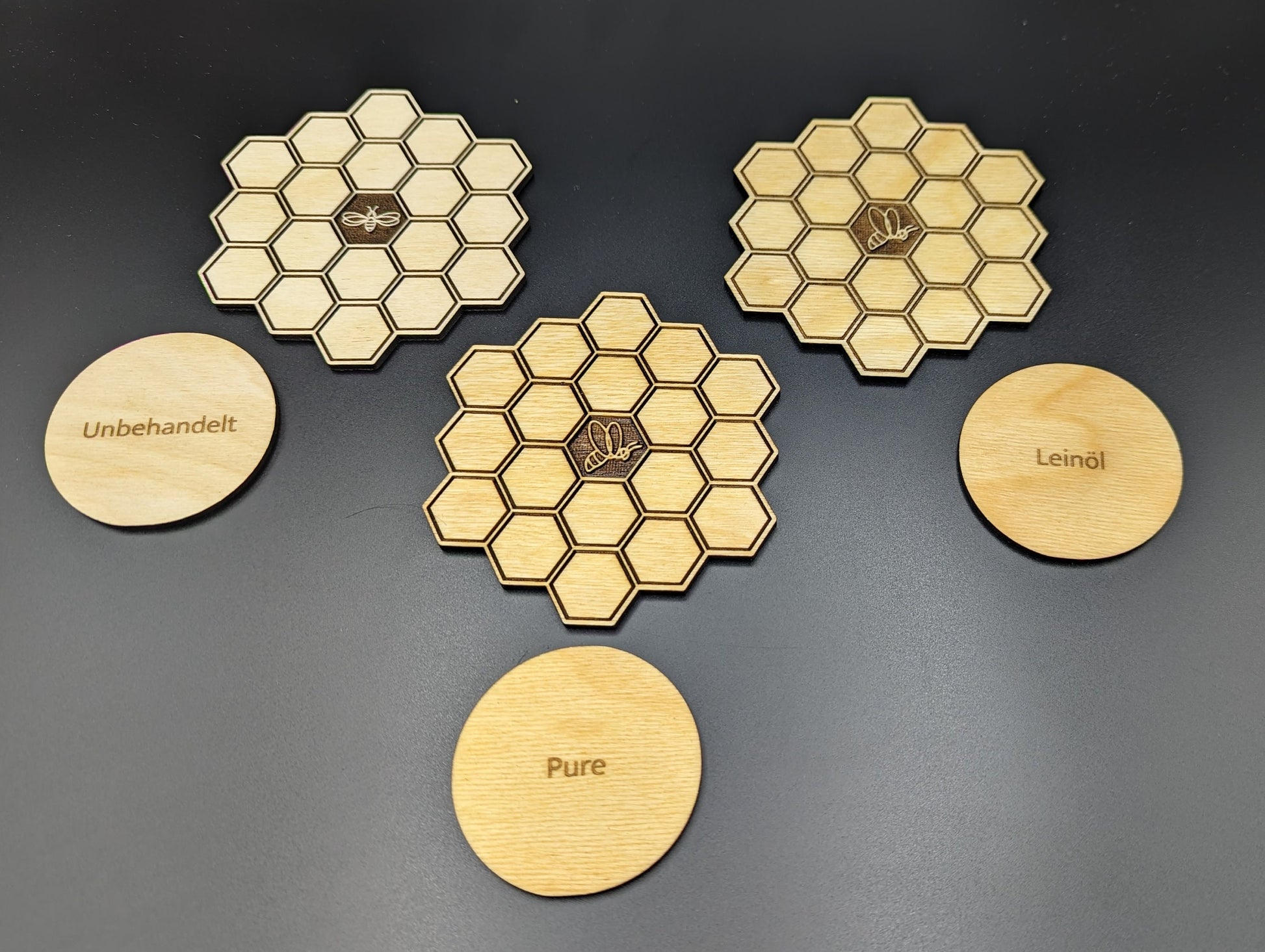 Schickes Getränke-Untersetzer-Set im Honigwaben-Design (6 Stück plus Ständer) - 5 Farben wählbar - Kaffeeuntersetzer, Teeuntersetzer